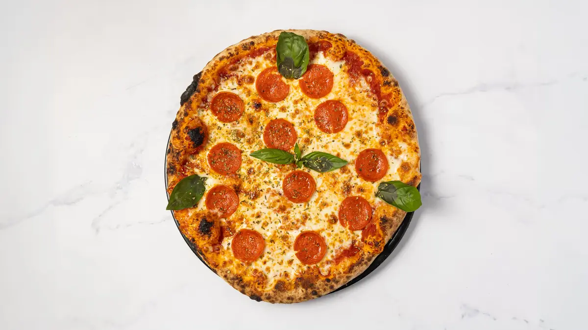 Stenovnspizza Pepperoni fra Esmeralda Pizza & Restaurant