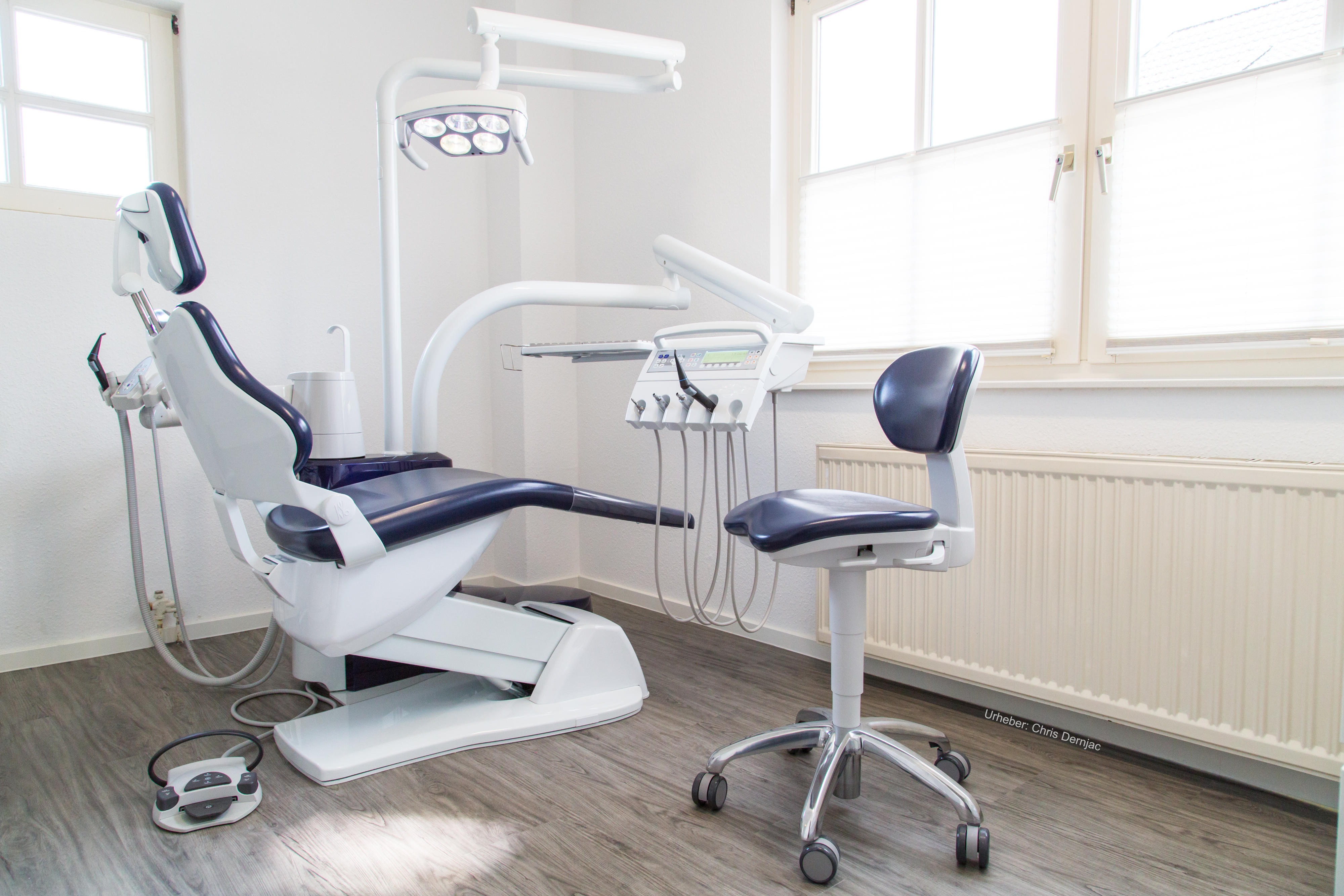 Behandlungszimmer 2 (blauer Stuhl)