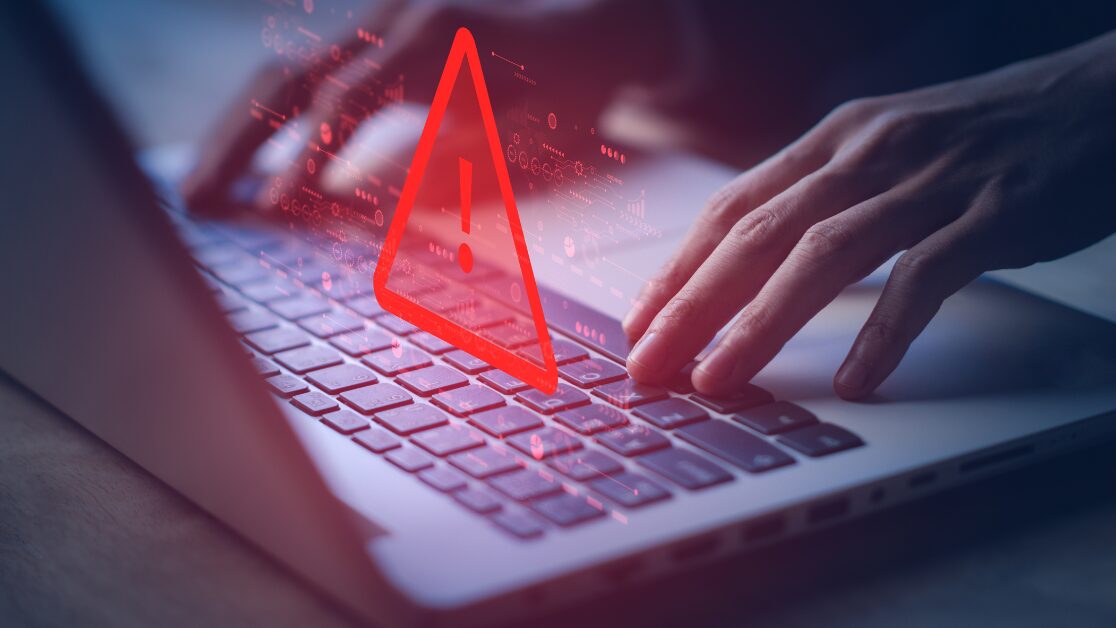 Alerte rouge affichée sur un ordinateur portable, typique de l'arnaque au faux support
