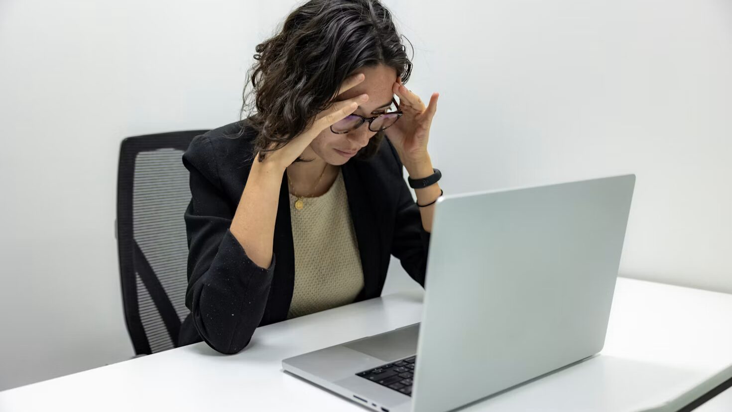 Personne excédée devant son ordinateur portable qui rame