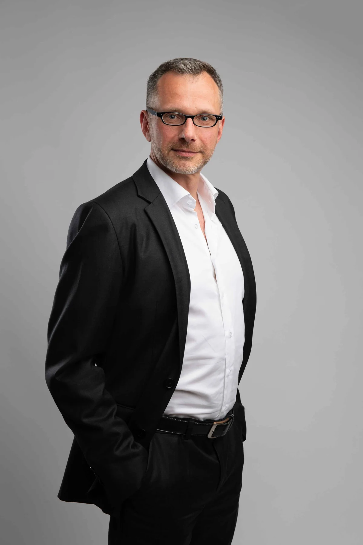 Porträt von Holger Kampe im schwarzen Anzug