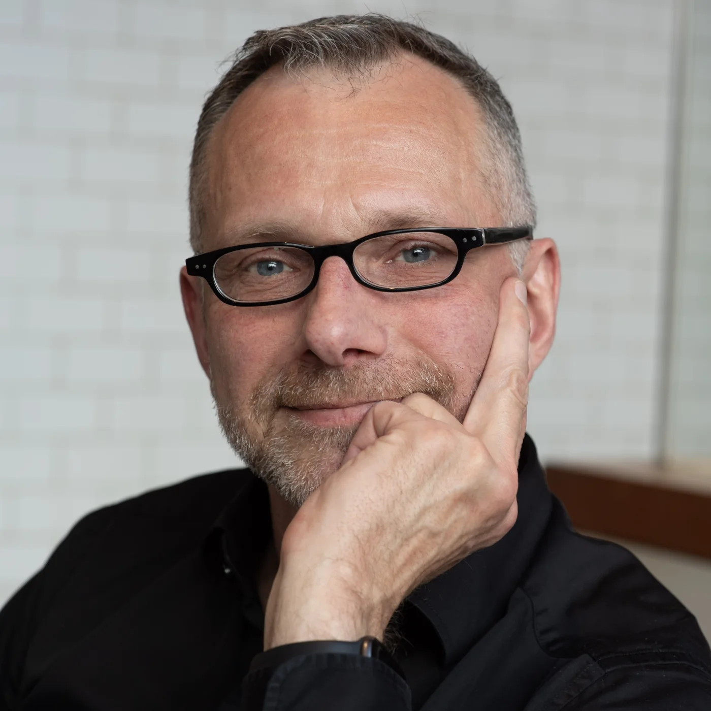 Holger Kampe mit offenen Händen.