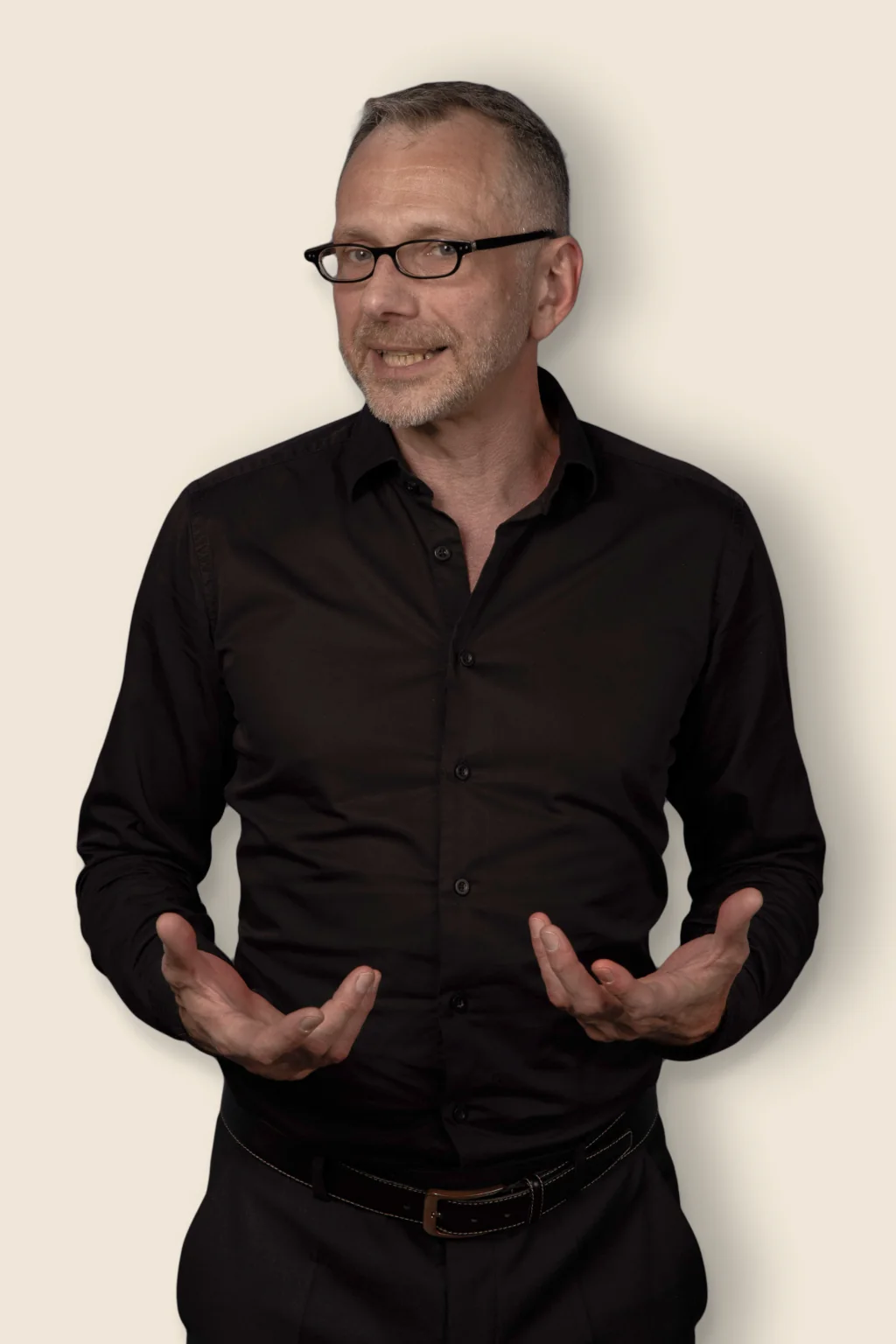 Holger Kampe mit offenen Händen.