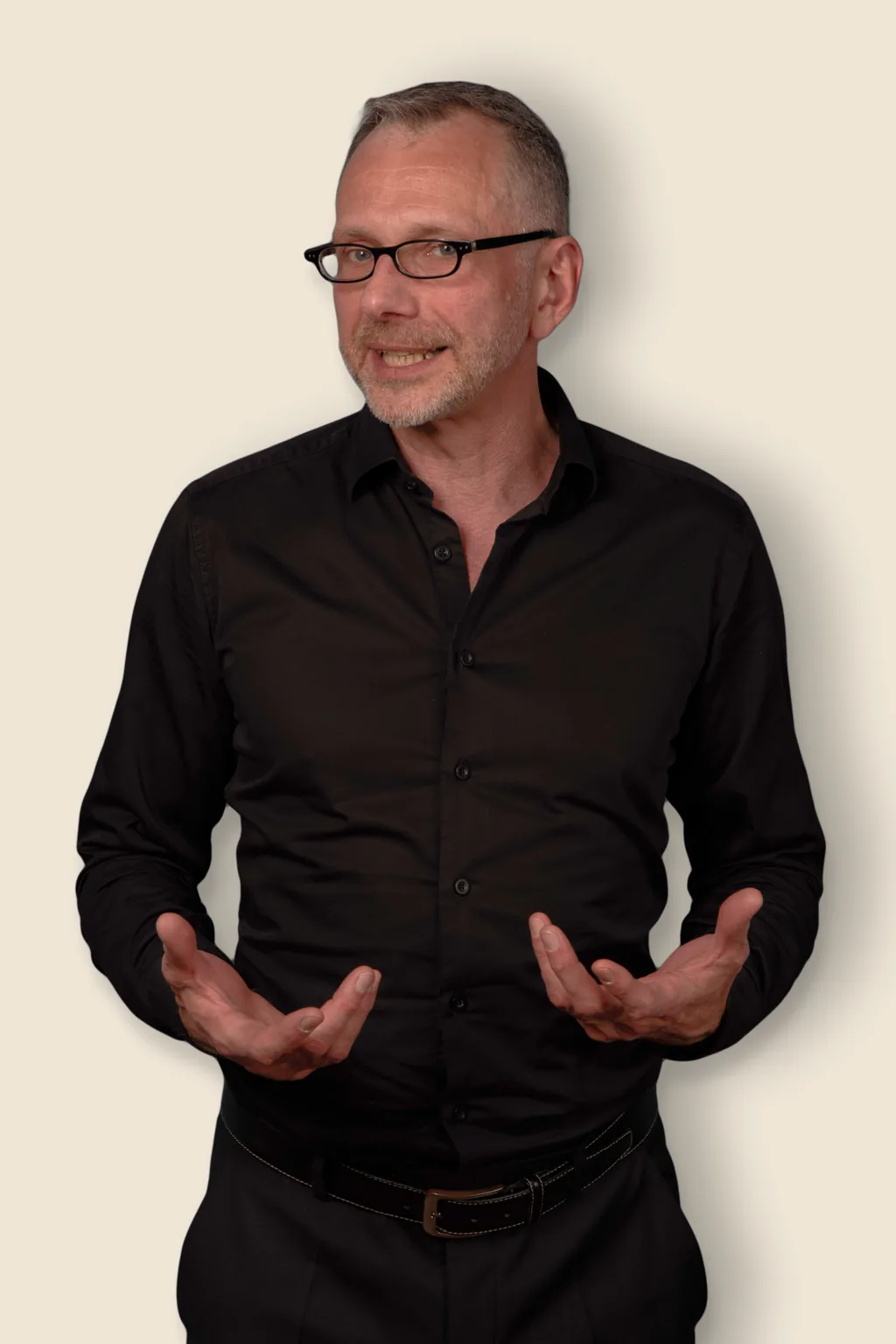 Holger Kampe mit offenen Händen.