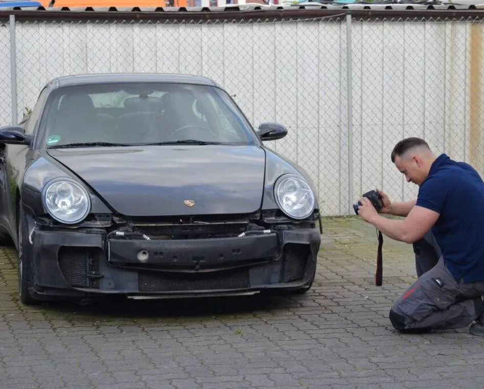 Nachbesichtigung und Dokumentation am reparierten Fahrzeug