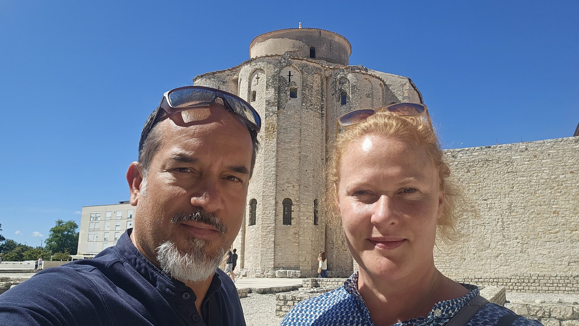 Dominik und Annegret Markoč vor der Kirche St. Donatus in Zadar