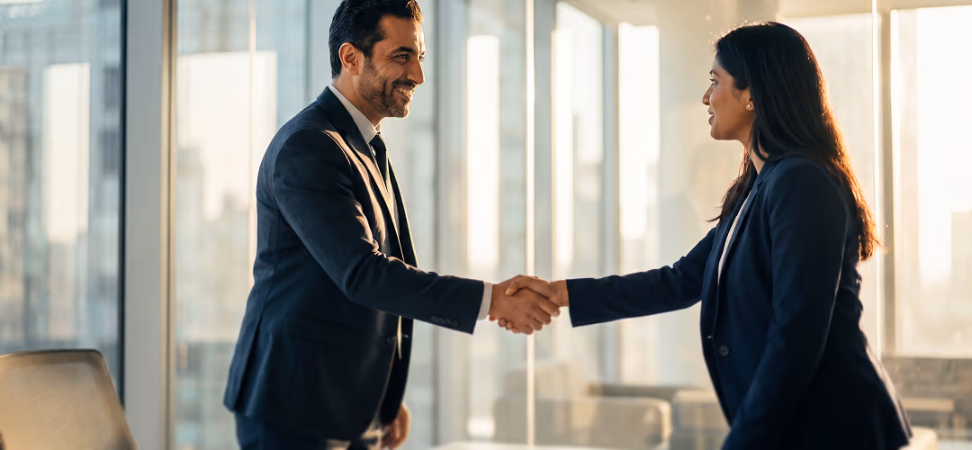 Poignée de main entre deux professionnels dans un bureau lumineux