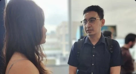 Mentor in conversation with a trainee