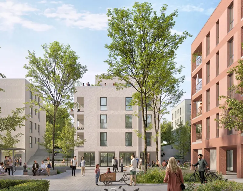Menschen im modernen Wohnquartier mit Bäumen, Sitzbereichen und Fahrrad im Innenhof.
