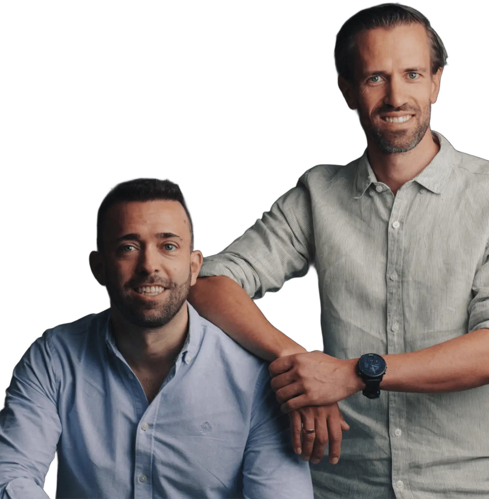 Zwei lächelnde Männer (Julien Nausner und Andreas Quaas
), einer sitzt, der andere steht mit Arm auf Schulter des Sitzenden.