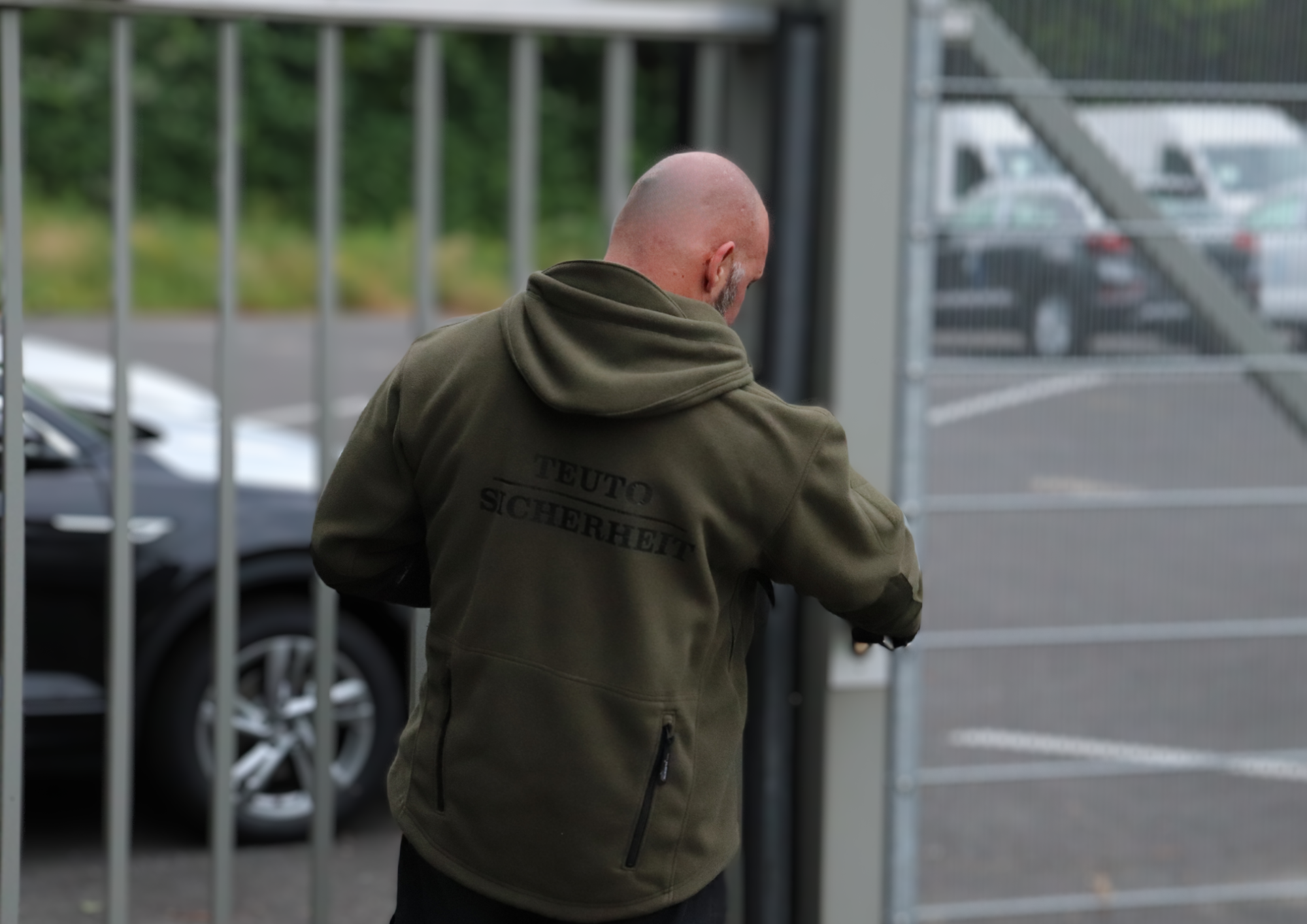 Werkschutzmitarbeiter der Teuto Sicherheit beim Verriegeln eines Werkstors