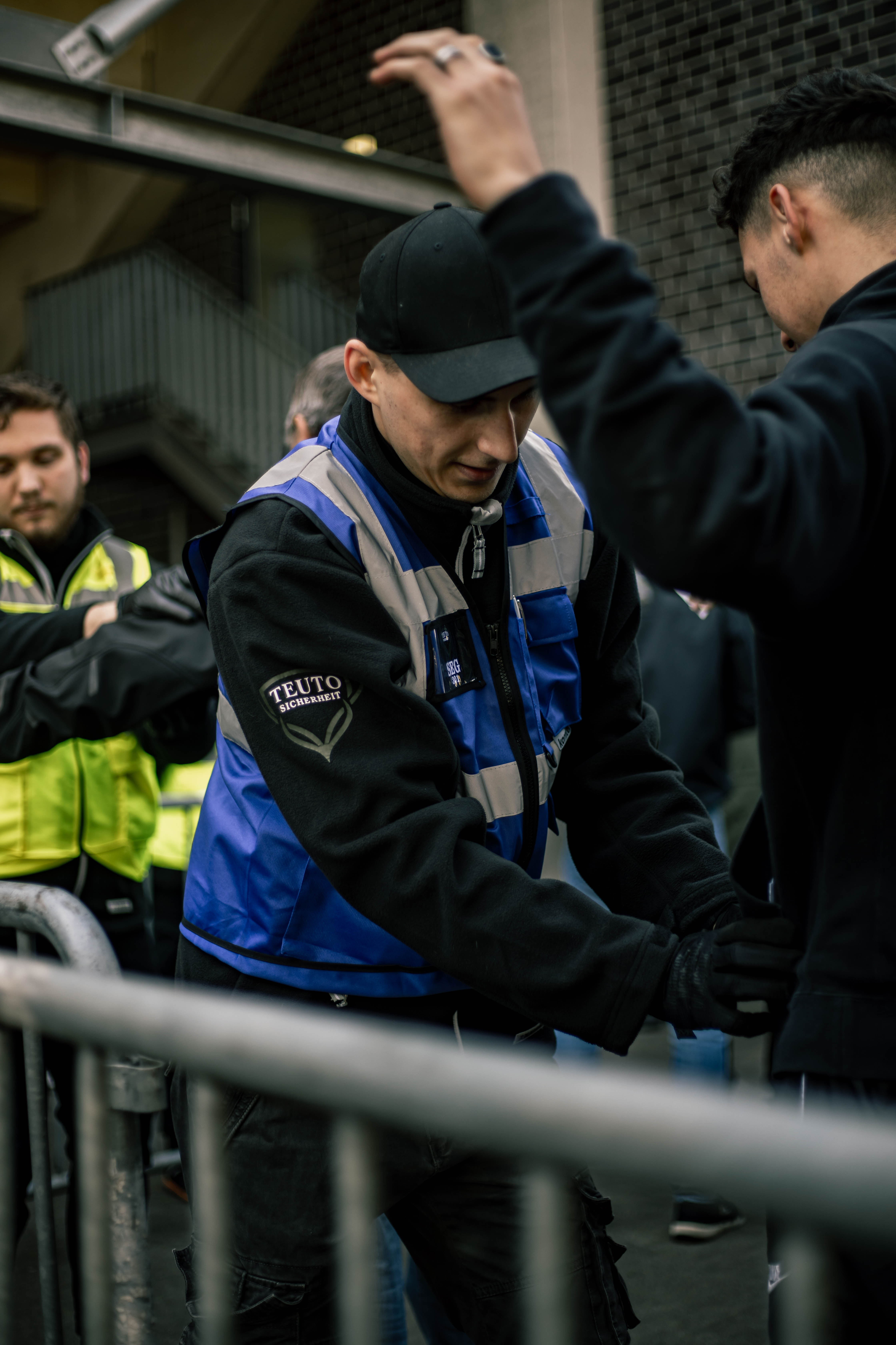 Teamleiter der Teuto Sicherheit bei einer Personenkontrolle