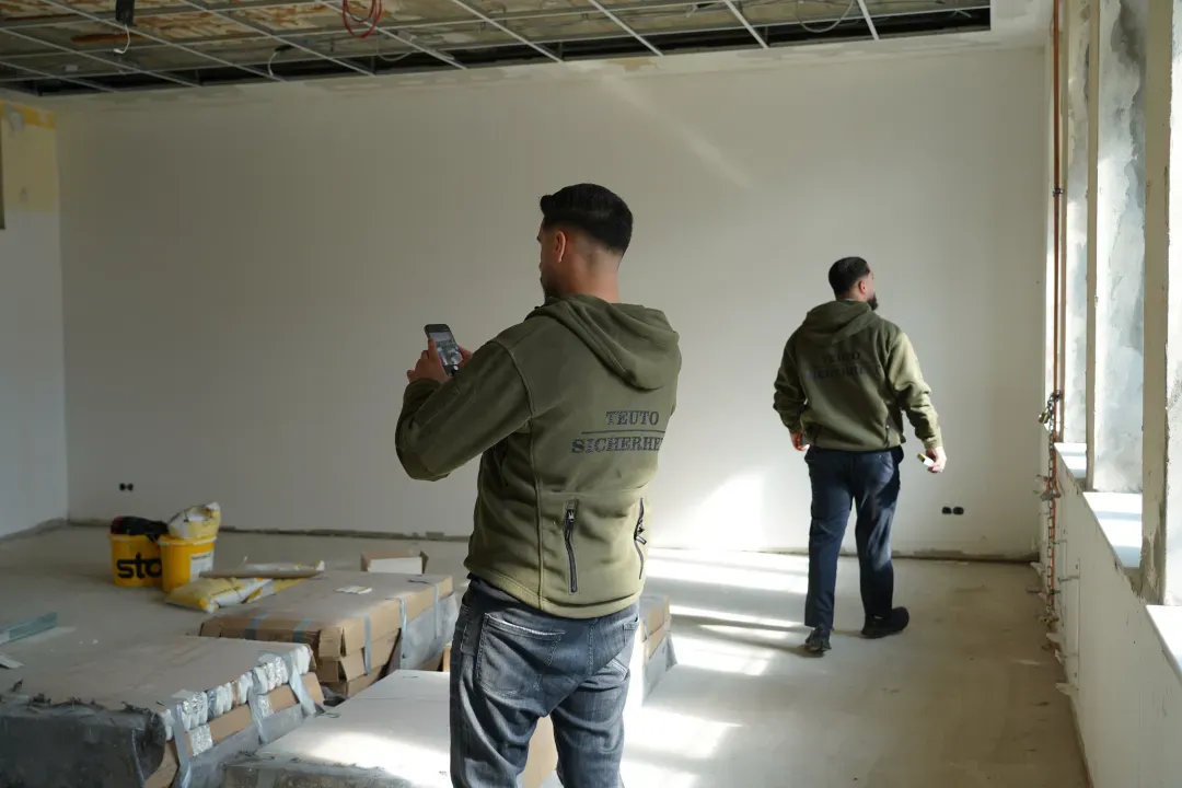 Mitarbeiter der Teuto-Sicherheit bei der Baustellenbewachung im Rohbau in Osnabrück
