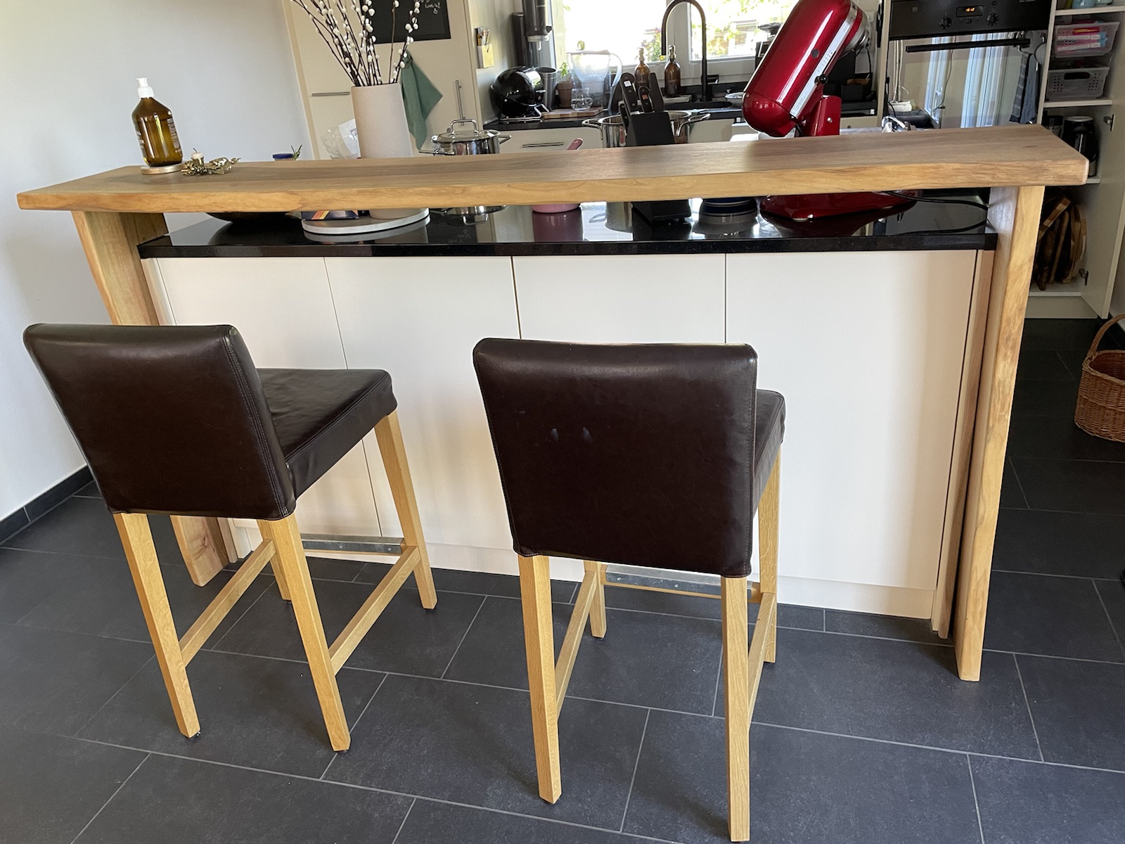 Bar aus Nussbaumholz