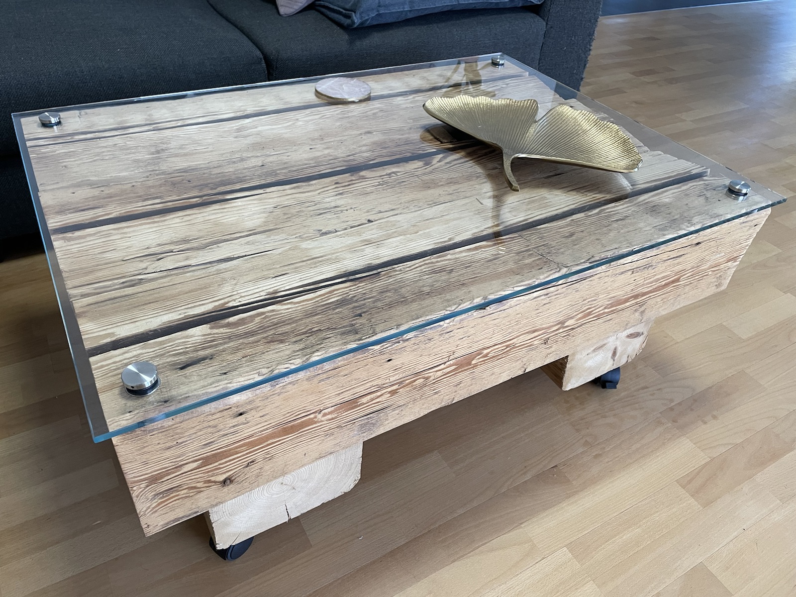 Couchtisch aus Altholz