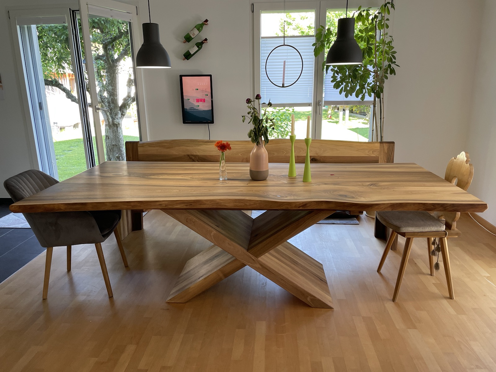 Esstisch mit Sitzbank aus Nussbaum