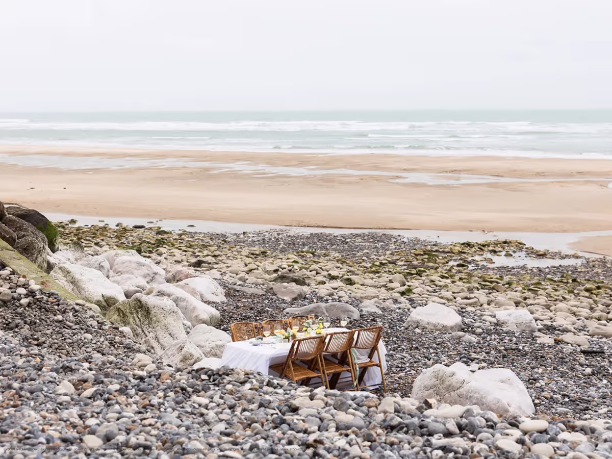 Table sur la plage sur Cap Blanc Nez