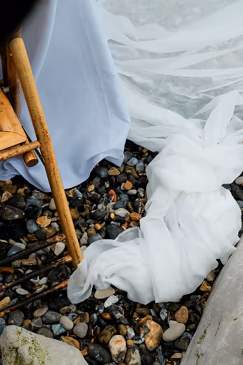 détail nappe blanche sur cailloux de plage