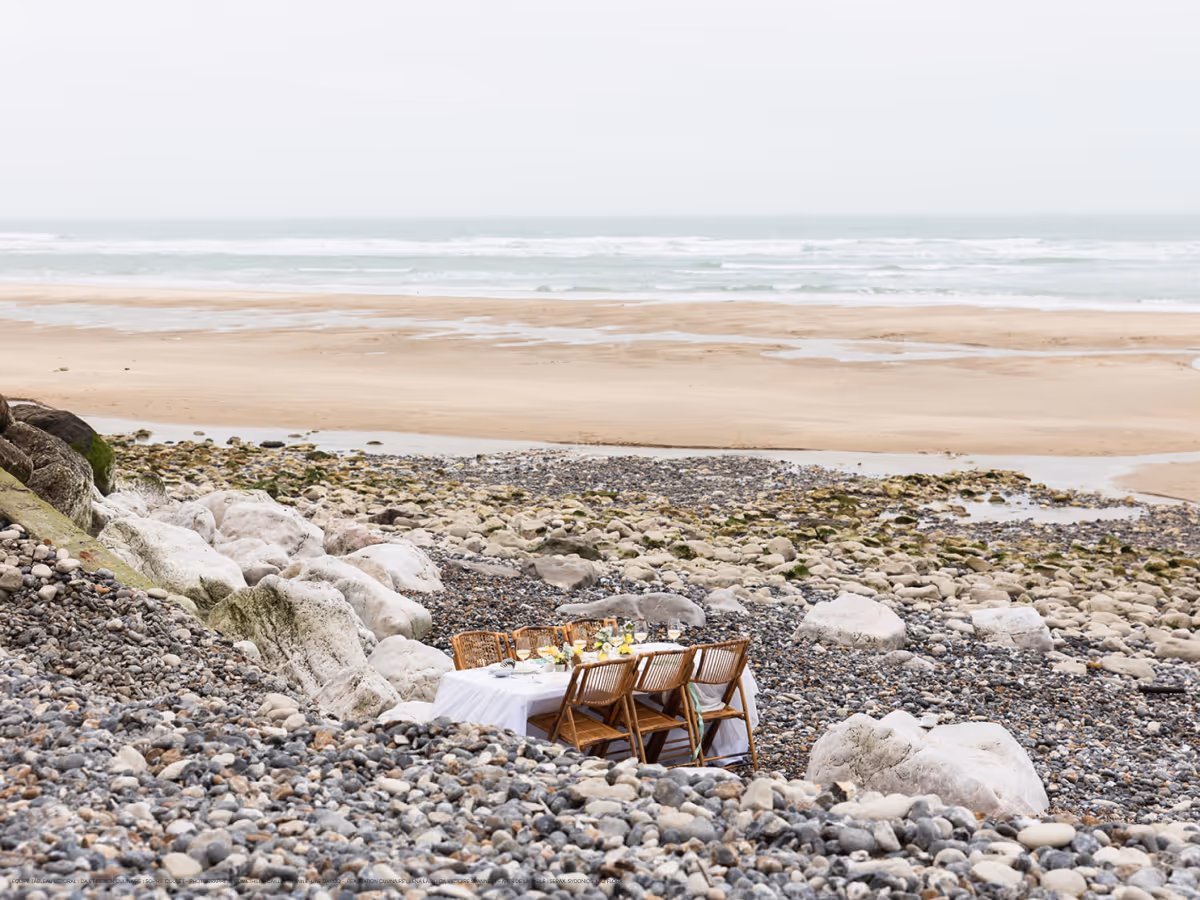 Table sur la plage sur Cap Blanc Nez