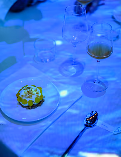 Dessert tournesols dans l'exposition immersive van gogh