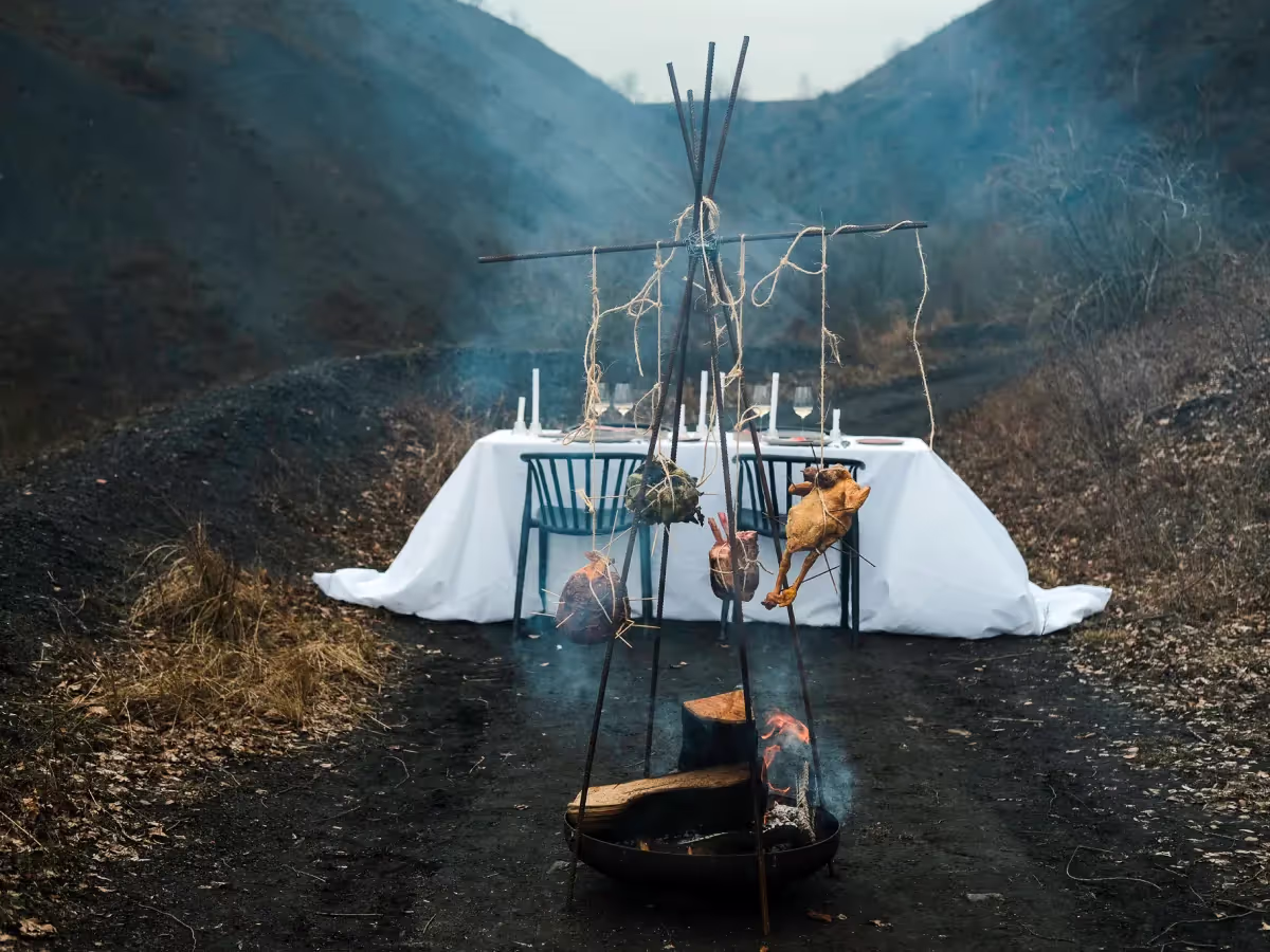 Table et braséro sur un terril