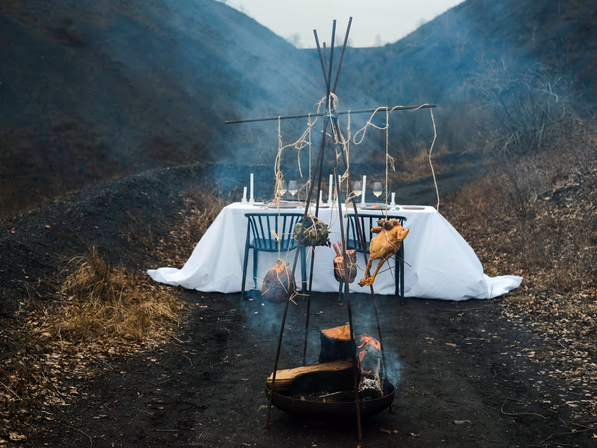 Table et braséro sur un terril