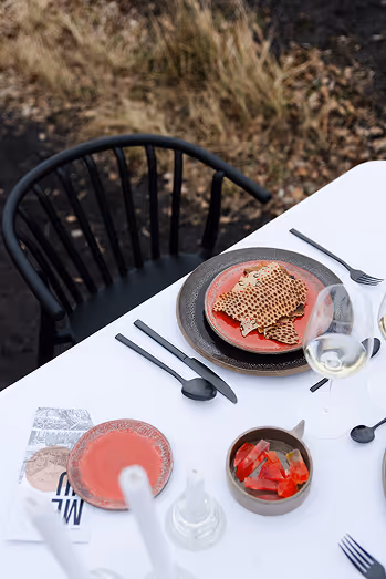 Table et braséro sur un terril