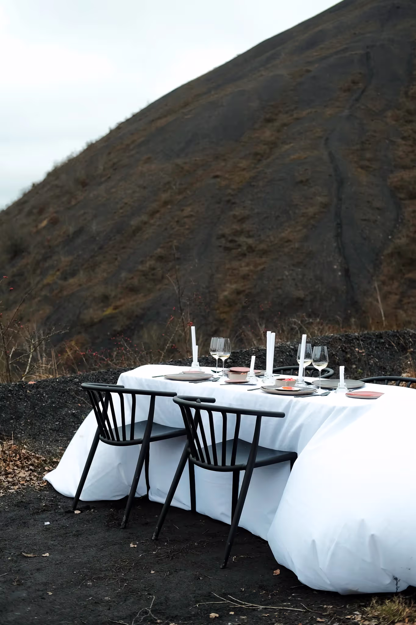 Table et braséro sur un terril, nappe au vent