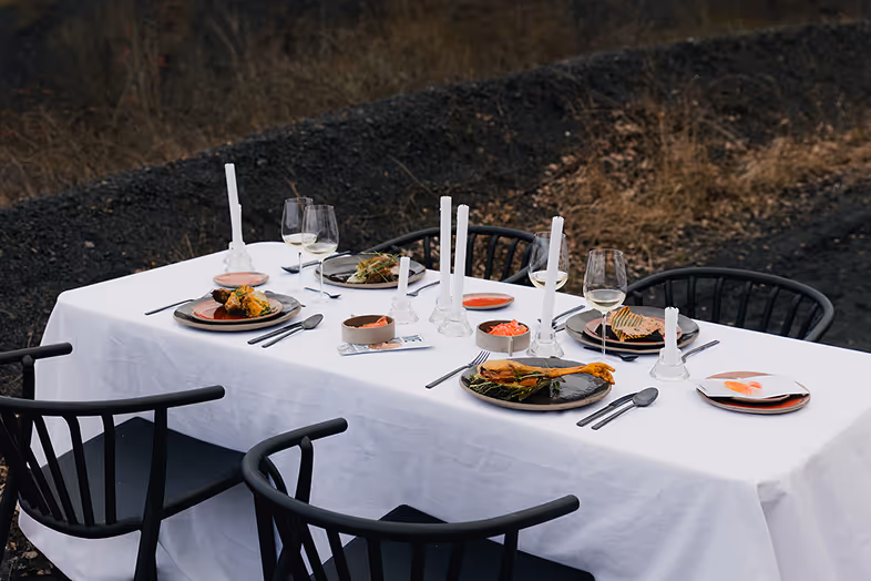 Table et braséro sur un terril
