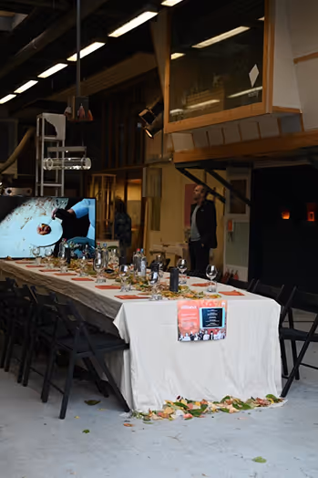 table dressée dans un hangar
