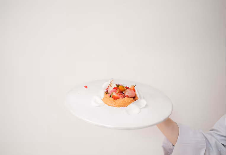 plats avec pétales blancs
