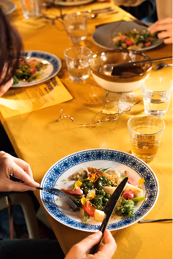 Perosnne à table qui mange l'entrée