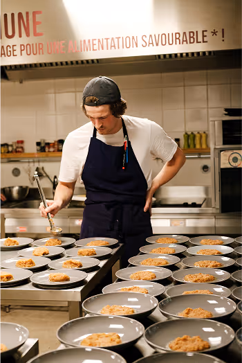 Cuisinier dans sa cuisine