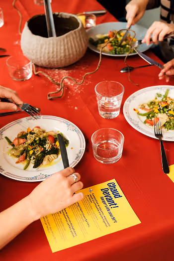 Perosnne à table qui mange l'entrée