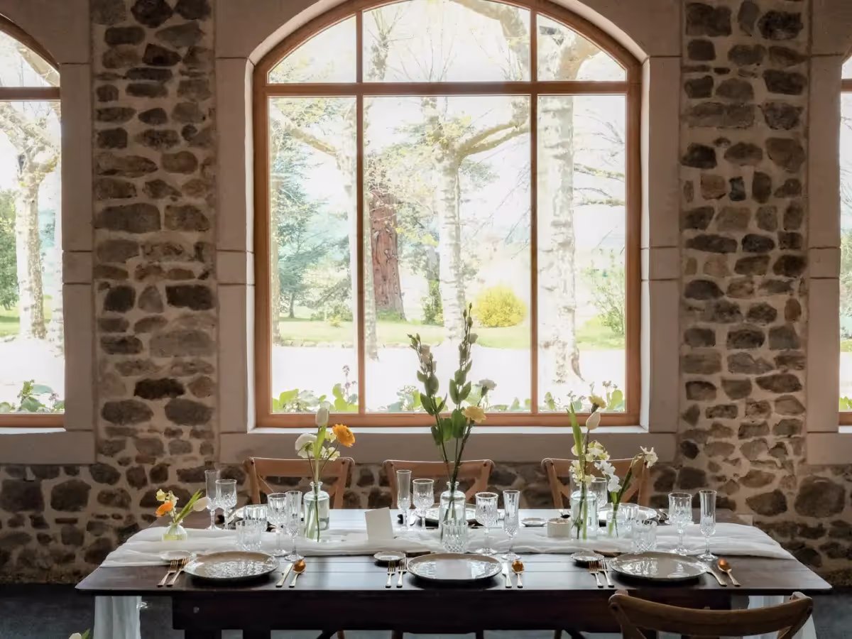 table dressée dans une cave vitrée
