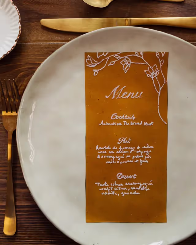 Menu comestible dans une assiette