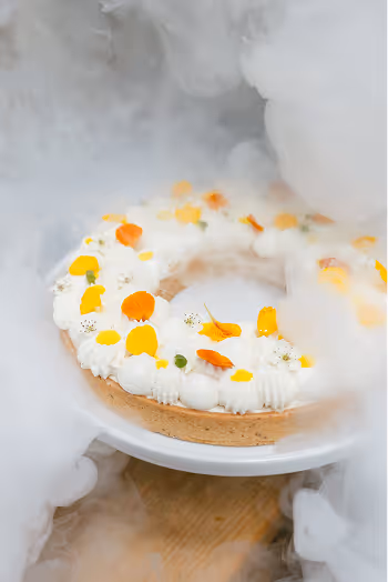 gâteau de mariage dans la bruùe