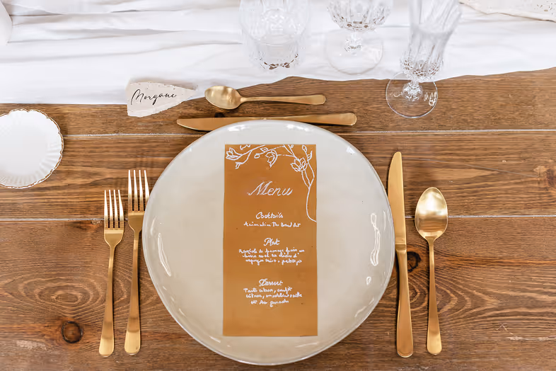 Menu comestible dans une assiette