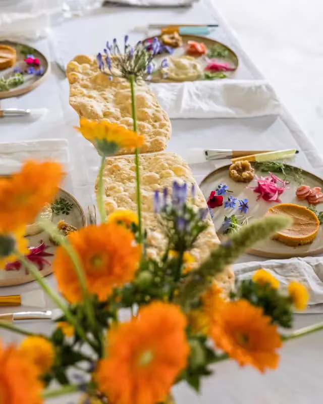buffet avec fleurs et nourriture