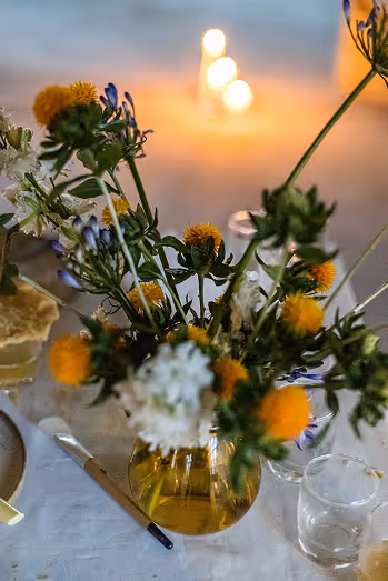 Table de cocktail dans un lieu d'Urbex