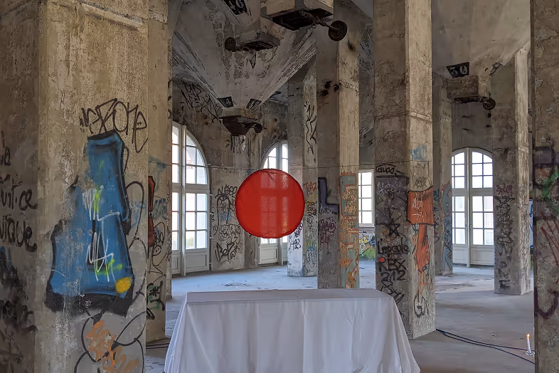 Table de cocktail dans un lieu d'Urbex