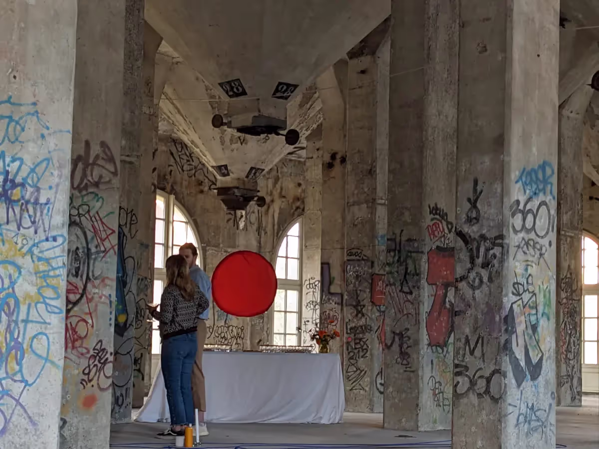 Table de cocktail dans un lieu d'Urbex
