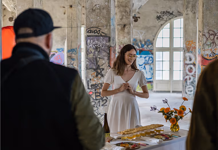 Table de cocktail dans un lieu d'Urbex