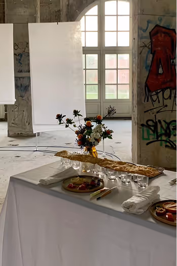 Table de cocktail dans un lieu d'Urbex