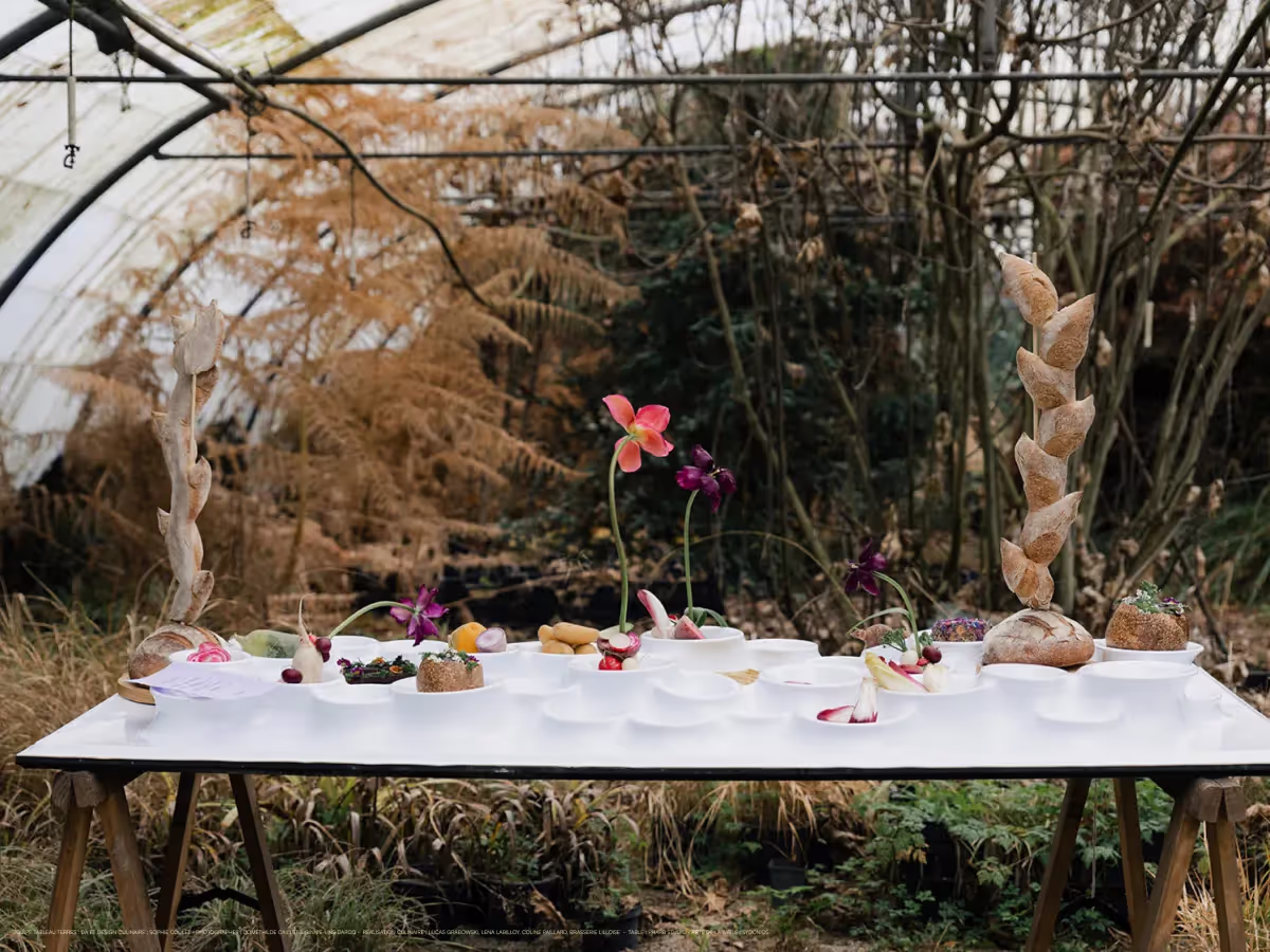 Table dans une serre avec des totems de pains