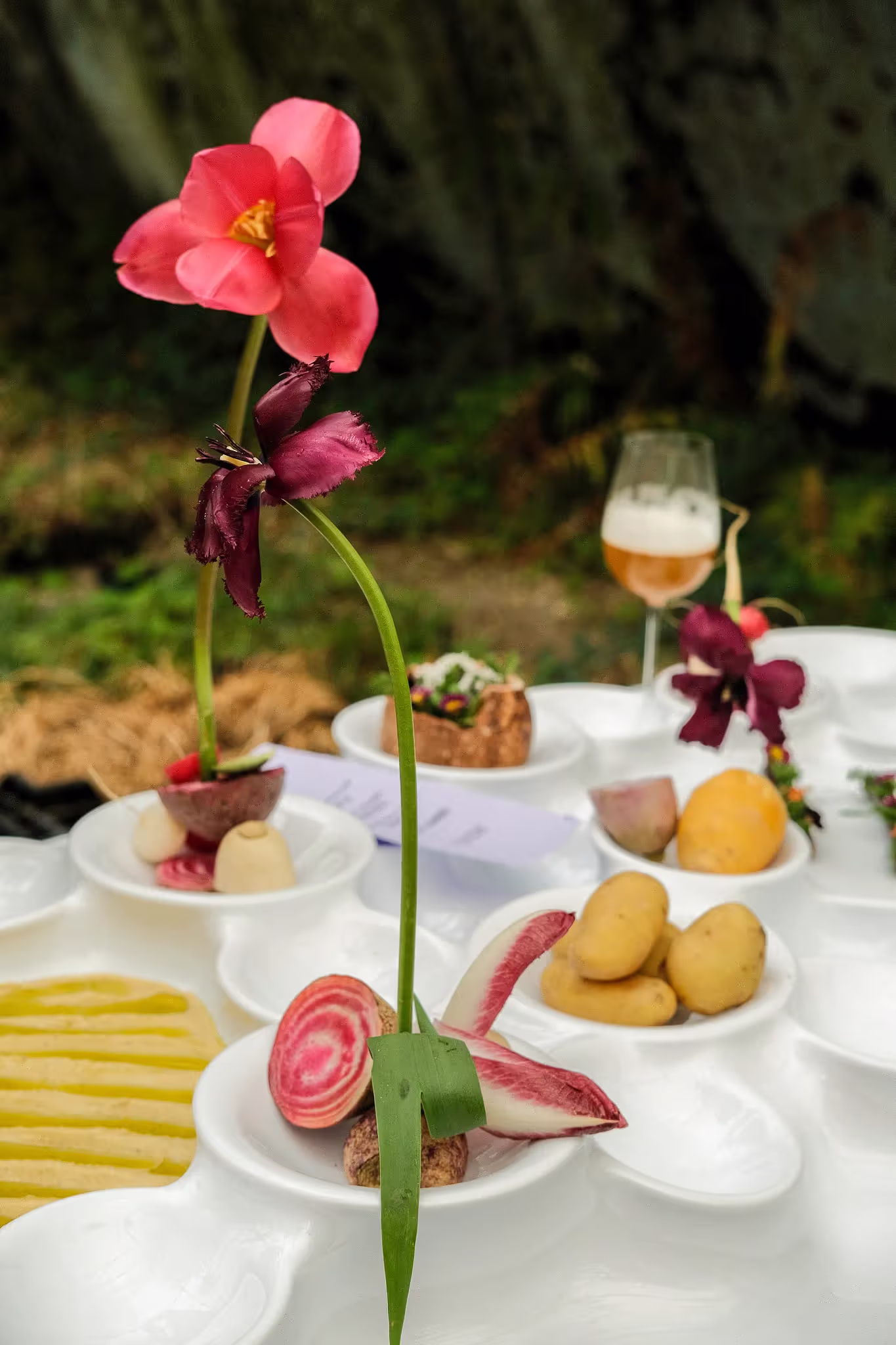 table comestible avec des produits locaux