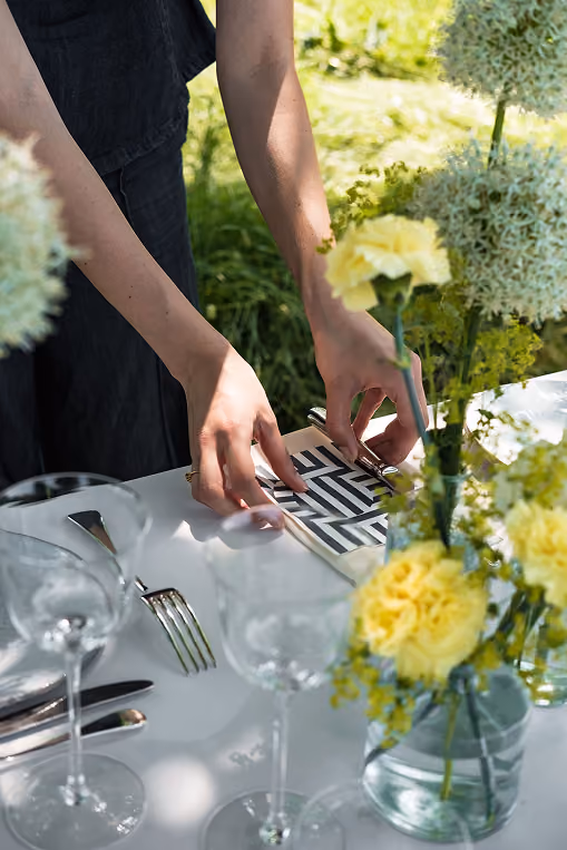 femme qui dresse une table champètre dans un verger
