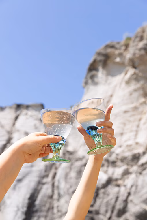 Deux verres d'eau de mer avec des falaises en fond