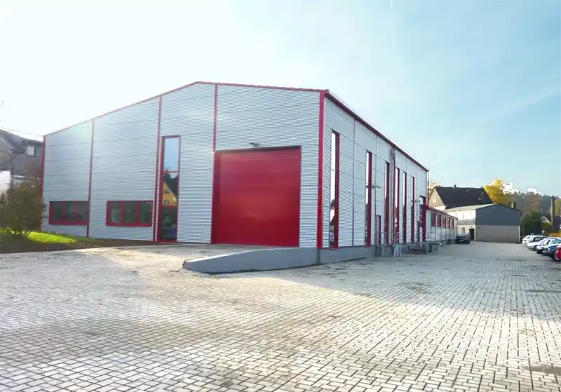 Platzhalter Foto 2009: Montagehalle und Versuchslabor