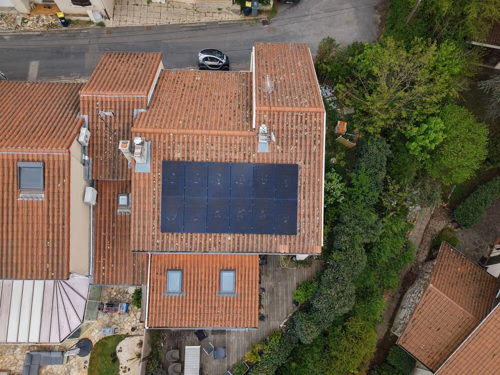 Maison équipée en panneaux solaires à La Tour-en-Jarez